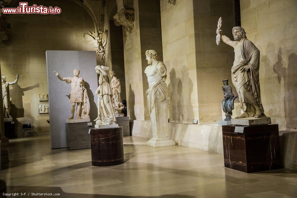 Immagine Statue esposte all'interno del museo del Louvre di Parigi. - © S-F / Shutterstock.com