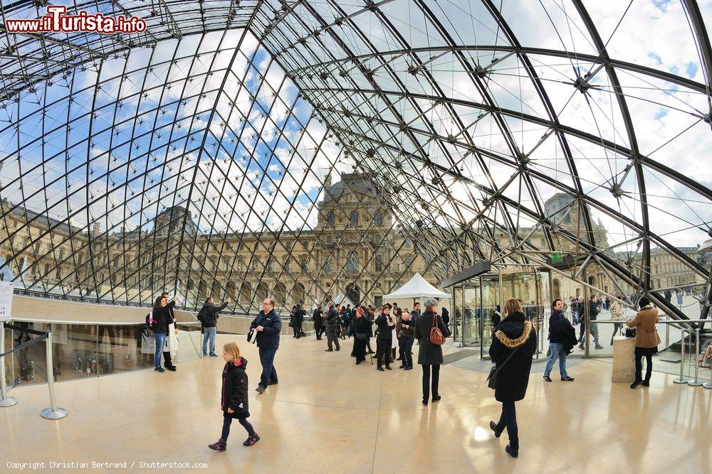 Immagine Turisti dentro la Piramide del Louvre a Parigi - © Christian Bertrand / Shutterstock.com