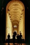 Passaggio dentro Museo del Louvre a Parigi