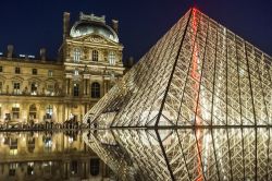 Fotografia notturna della Piramide del Louvre a Parigi - © LMspencer / Shutterstock.com