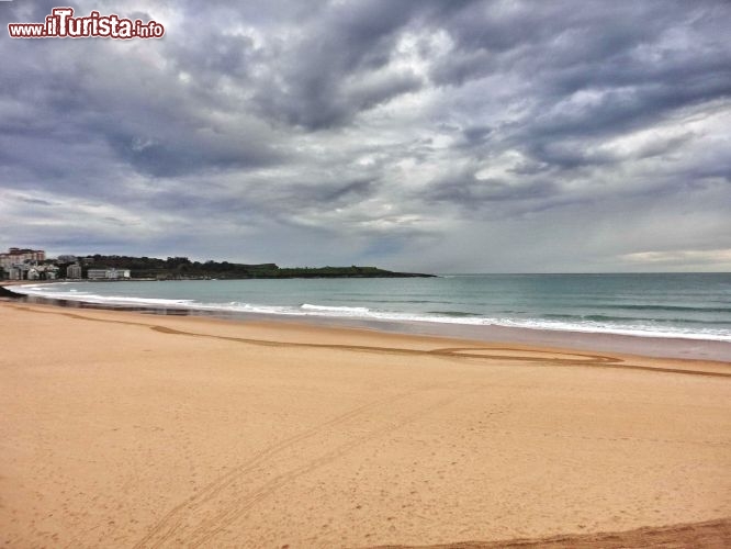 Playa El Sardinero a Santander - Lunga più di 1300 metri e con una profondità di un'ottatina di metri circa, è una delle spiagge più popolari della Cantabria.