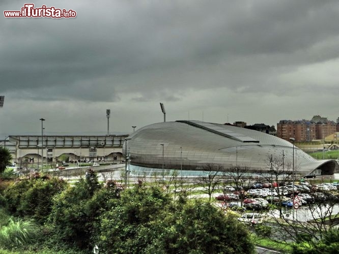 Lo stadio El Sardinero il palazzo dello sport - Vicino alla spiaggia si trova il Palacio de Deportes de Santander, il particolare palazzetto dello sport creato nel 2003 dagli architetti Julián Franco e José Manuel Palao