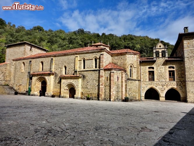 Monasterio de Santo Toribio de Liebana - il duecentesco monastero si trova nei dintorni di Potes ed è celebre per costudire un frammento di legno, che secondo la tradizione sarebbe il pezzo più grande, rimasto della Croce di Gesù Cristo.