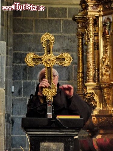 Il Lignum Crucis -  la reliquia considerata il frammento più grosso della croce di Gesù Cristo trasportata da Gerusalemme dal vescovo Toribio di Astorga nel IV secolo