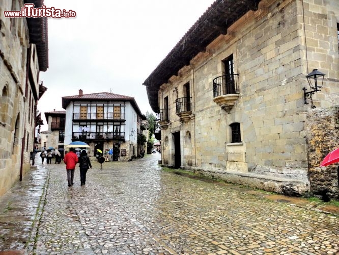 Via del centro di Santillana del Mar - Si trova vicino al litorale ma su di un punto roccioso della costa,  82 metri sul livello del mare. E' la città di riferimento per chi vuole visitare le Grotte di Altamira