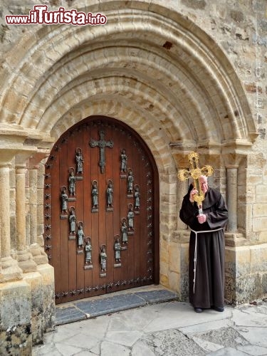 Porta del perdono - Il monastero possiede una porta giubilare: ecco il Lignum Crucis dinanzi alla cosiddetta porta del perdono, che viene aperta solo in occasione del Giubileo