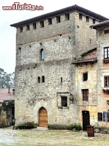 La torre di Santillana del Mar - Santillana è un borgo tipico, con le strade ciottolate e le case dai muri in pietra. Molto suggestiva è la tradizionale Cabalcata de los Reyes Magos che si tiene di tradizione il 1° di gennaio.