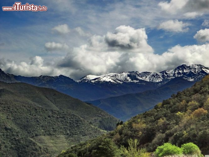 Valle de Liebana -  I Picos de Europa sullo sfondo. Sono le cime più imponenti della Cordigliera Cantabrica, con parecchie vette sopra i 2.000 m di altitudine.