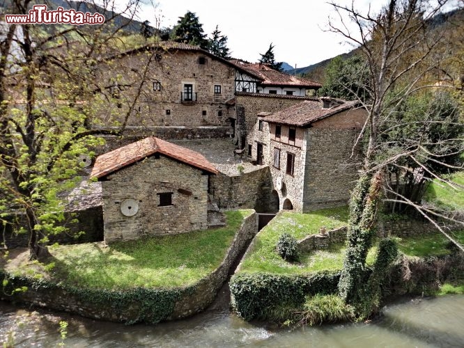 Potes Cantabria - Il piccolo villaggio di Potes nella Cordillera Cantabrica. E' il centro principale della comarca di Liébana, ed è la porta di ingresso del Parco Nazionale dei Picos de Europa. Protetto dalle montagne, possiede un particolare clima di tipo Mediterraneo, anzichè il classico clima atlantico del resto della Cantabria