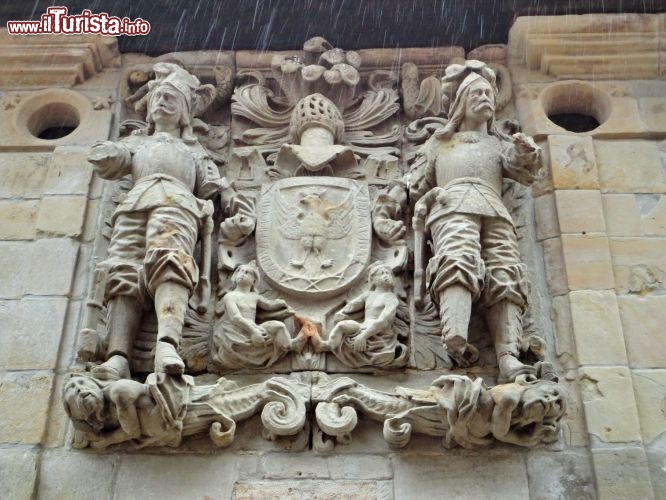 Stemma familiare a Santillana del Mar - Santillana si presta moltissimo alla fotografia, e ci sono molti dettagli da cogliere sui musi di case e palazzi nobiliari