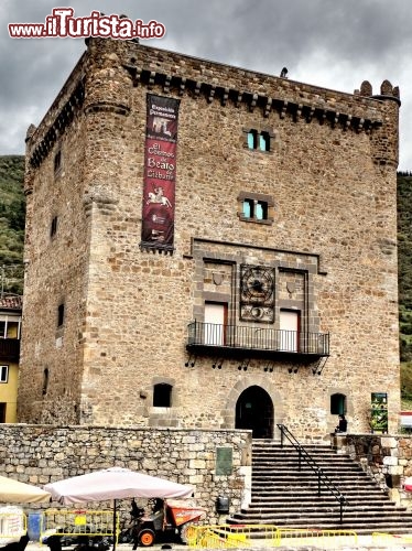 Torre del Infantado - L'imponente costruzione di Potes, è una fortezza del 15° secolo, oggi divenuta sede del Municipio di Potes.