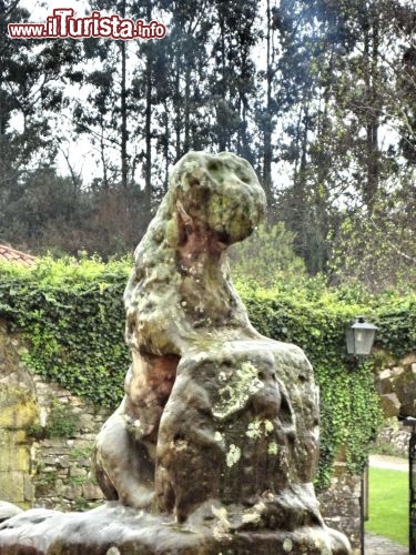 Statua particolare a Santillana del Mar - Una città ricca di storia, che parte addirittura dalla preistoria non puà che essere ricolma di monumenti e cose da vedere.