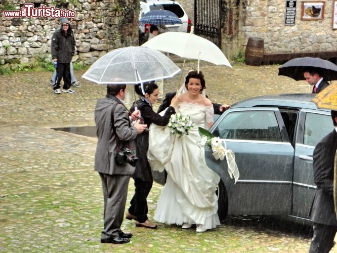 Santillana del Mar, matrimonio sotto la pioggia - Grazie al clima oceanico, in inverno e a inizio primavera, a Santillana può piovere intensamente. Giove Pluvio non risparmia proprio  nessuno, ed è l'abbondanza di precipitazioni che rende la natura della Cantabria così rigogliosa. In estate però il clima migliora, rendendo piacevole la vita all'aria aperta e le serate a Santillana sono particolarmente famose, anche per l'ottima cucina.