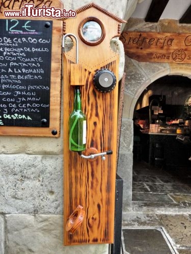 Ristorante a Santillana del Mar - Per chi non sapesse versare il sidro ecco uno strumento utilie! Santillana è famosa per i sui numerosi ristoranti, e le serate estive lungo le strade lastricate, e illuminate in modo romantico, trasccorrono molto piacevolmente e con un clima ideale.