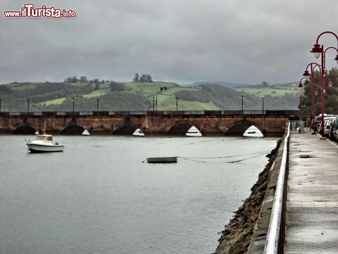 Puente de la Maza, San Vicente de la Barquera - La porzione più occidentale della baia è superata da un ponte del 15° secolo, che fu eretto in sostituzione di un precedente ponte in legno.