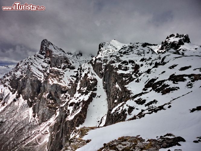 Picos d'Europa  -  Nel loro aspetto invernale. Si chiamano così perchè erano tra le prime montagne avvistate dai navigatori  che transitavano in Oceano Atlantico.