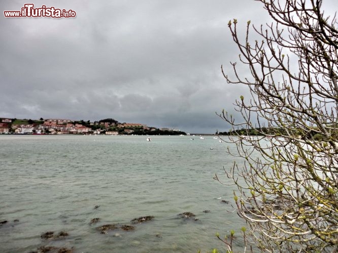 San Vicente de la Barquera - Grazie alla sua baia riparata dall'oceano, il mare del porto è sempre sufficientemente calmo, anche quando soffia forte il vento.