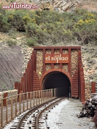 Ingresso Cueva del Soplao - E' un sistema carsico tra i più famosi del mondo, per i suoi speleotemi particolari. Sono in totale 17 km di gallerie sotterranee, di cui solo 6 sono aperti al pubblico.