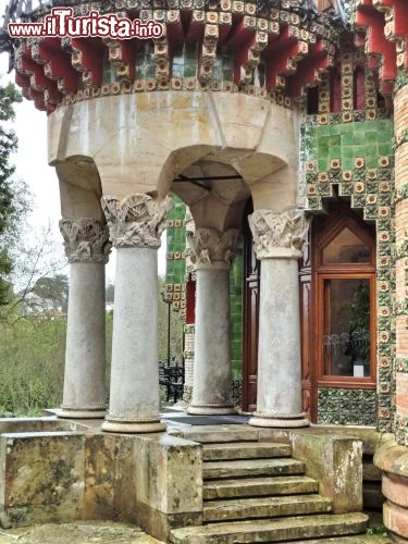 El Capricho di Gaudì, ingresso - A Comillas, grossomodo ad un terzo della distanza tra San Vicente de la Barquera e Santilla del Mar, si trova il "capriccio di Gaudì" una originale costruzione opera del maestro catalano.