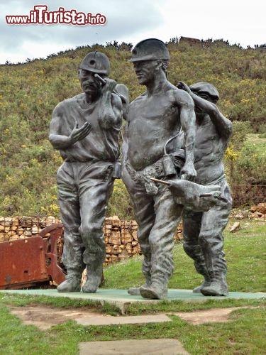 Monumento ai Minatori Soplao - La grotta del Soplao fu aperta come miniera all inizio del XX secolo, si trova vicino alla cittadina di Valdáliga.