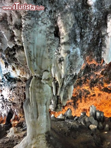 Grotta del Soplao - una colonna, varie stalattiti e stalagmiti fotografati nella Cueva del Soplao