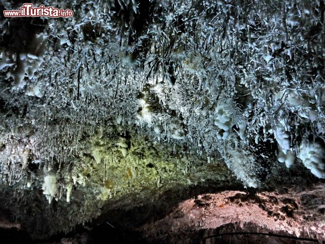Soffitto di Stalattiti al Soplao - La Cueva Soplao  è ricchissima di concrezioni calcaree, alcune delle quali uniche del loro genere