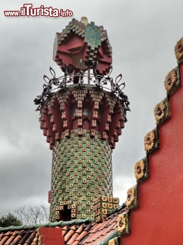 Particolare esterno del Capricho di Gaudì - La torre di forma cilindrica possiede una particolare forma che ricorda un albero.
