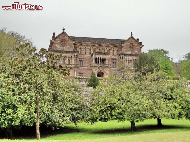 Il Palacio de Sobrellano -  Sempre a Comillas si trova l'umile (si fa per dire) dimora del marchese Antonio Lopez. Si tratta di un grandioso edificio in stile neogotico.