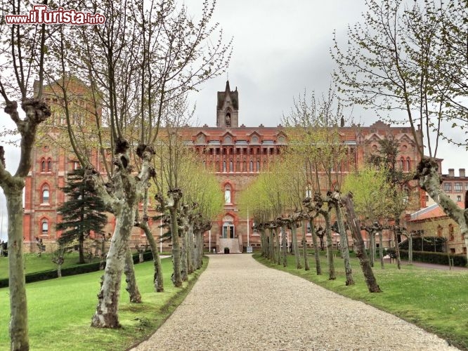 L'Universidad Pontificia vista dal livello superiore - L'opera fu voluta dal Marchese di Comillas, sotto il pontificato di Papa Pio Decimo.