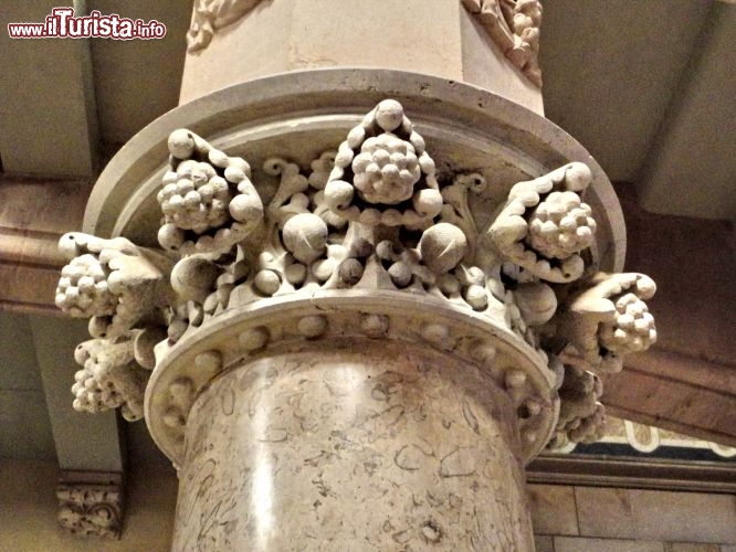 Universidad Pontificia, capitelli del colonnato interno - Costruita come seminario, gli edifici sono ricchi di particolari interessanti. Oggi è sede del Centro Internacional de Estudios Superiores de Español.