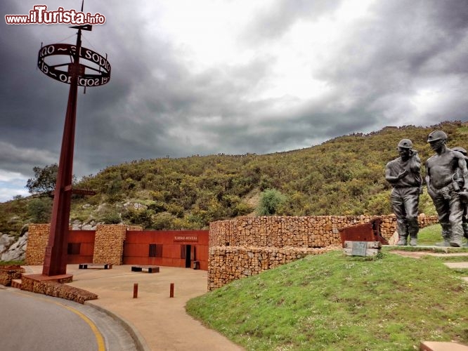 Esterno Grotta del Soplao, Cantabria - Si nota sulla destra il monumento dedicato all'attività mineraria del passato