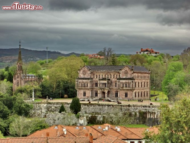 Palacio de Sobrellano a Comillas - Da lontano si apprezza la profonda armonia dello lo stile Neogotico dell'opera di Joan Martorell. A Finaoc del palazzo si può notare la Capilla Panteon