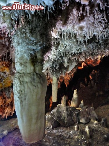 Stalattiti e stalagmiti Cueva del Soplao Cantabria - Espolrando i 6 km di grotte aperti al pubblico è facile fotografare spettacolari gruppi di stalattiti e stalagmiti che ha vole si conggiungono a formare delle colonne.
