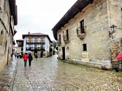 Via del centro di Santillana del Mar - Si trova ...