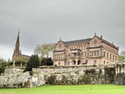 Palacio de Sobrellano e Capilla Panteon de los ...