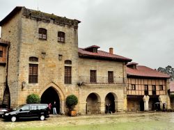 Santillana, Piazza del municipio - Il centro ...