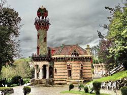 Capricho de Gaudi, vista completa - Villa Quijano è ...