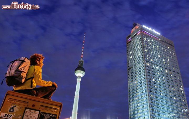 Immagine Alexanderplatz Berlino di notte