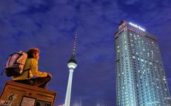 Alexanderplatz Berlino di notte