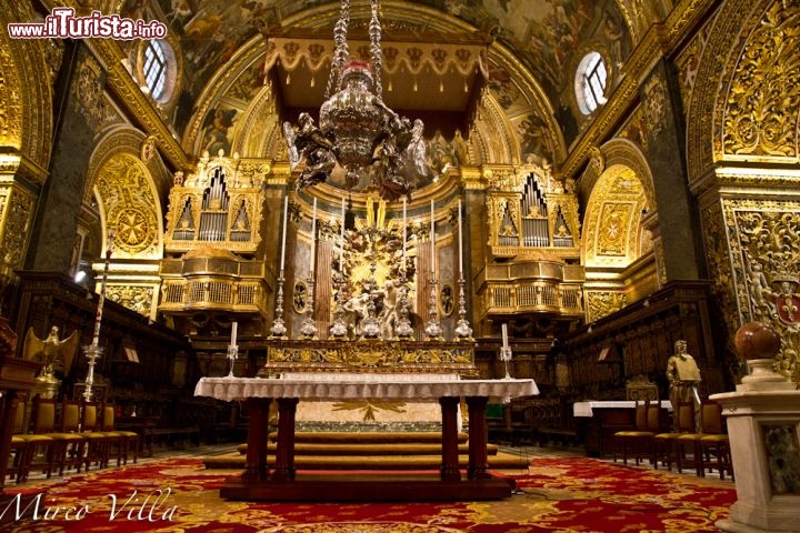 Altare della Co-Cattedrale di  Malta a La Valletta - Il barocco sontuoso dell'interno è in massima parte dovuto all'oepra di Mattia Preti che ha lavorato tantissimo per le finiture di questa chiesa a La Valletta. La visita all'edificio include una cripta ed un interessante Museo, oltre che al famoso oratorio che costudisce la tela più grande di Michelangelo Merisi, il Caravaggio.