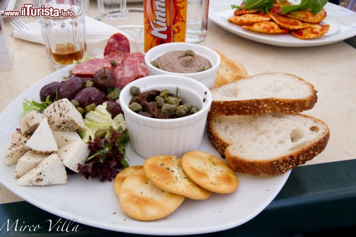 Antipasto tipico di Malta - Grazie alla sua posizione geografica equidistante tra Europa ed Africa, la cucina maltese è piuttosto variegata, offrendo una sintesi di culture, stili e sapori. Un antipasto classico prevede l'utuliizzo di crostini e l'ottimo formaggio di Ghozo.