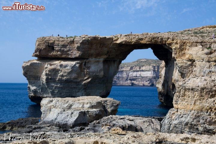 Finestra azzurra, isola di Gozo - L'isola di Gozo è una delle più interessanti dell'arcipelago arcipelago di Malta, riesci infatti ad unire spettacolari coste e una natura selvaggia, offrenddo al contempo storia cultura. Questo arco naturale prende il nome di Azure Window, e si trova a Dwerja Point, località famosa anche tra gli appassionati di immersioni.