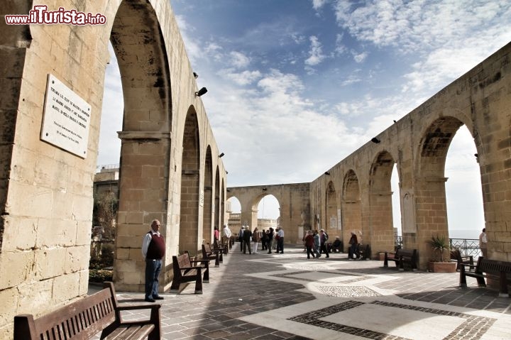 Barrakka Gardens,  La Valletta - Suddivisi in giardino superiore e giardino inferiore, offrono spettacolari viste sulla Grande Baia. Soprattutto  gli Upper Barrakka gardens richiamano ogni giorno tantissimi visitatori: si trovano nel punto più elevato della città di La Valletta, e consentono magnifiche viste che spaziano fino alle vecchie città di Vittoriosa e Senglea.