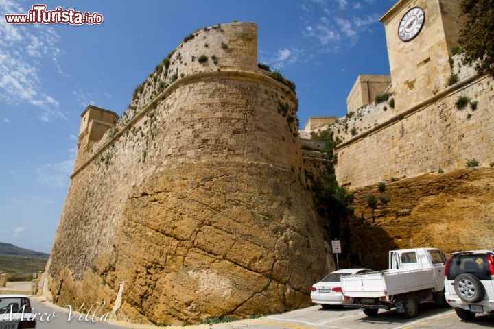 Cerchia mura a Vittoria, Gozo - I cosiddetti Bastioni di Birgu sono realizzati con la tipica arenaria di Malta, che riesce a dare alle costruzioni una intensa tinta giallastra, molto calda. Lungo le mura sono presenti tre grandi porte di ingresso.