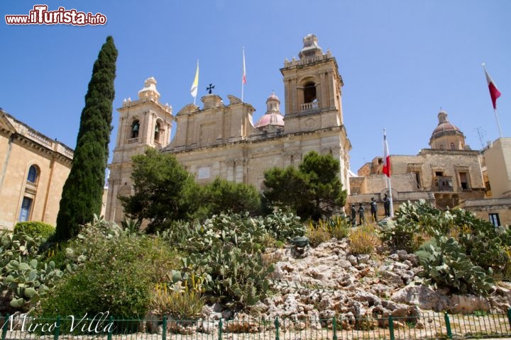 Chiesa a Birgu (Vittoriosa), Malta - La Collegiata di San Lorenzo si trova a fianco della Marina di Birgu. Di origini medievali, fu distrutta da un incendio, e fu la prima chiesa che fu eretta con l'aiuto dei Templari, quando essi arrivarono a Malta all'inzio del 16° secolo.