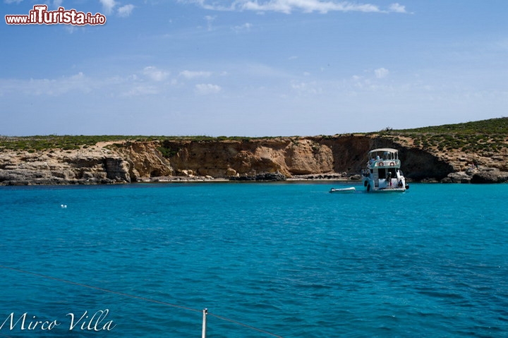 La Blue Lagoon dell'isola di Comino, Malta - Fondo sabbioso, acque non troppo profonde, questi sono i "segreti" e gli ingredienti per questa ricetta di acque cristalline e ricche di fascino estremo. Non esiste una vera spiaggia, ma se siete venuti qui sarà per ammirare questo lembo di mare della punta nord-occidentale di Comino, che crea una laguna blu ideale per compiere battute di snorkeling.