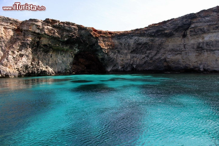 Comino cala acqua turchese Malta - Nonostante la sua piccola superficie, solo 3,5 km2 complessivi, Comino è famosa tra i turisti  per le sue acque trasparenti. Se il suo luogo più famoso rimane la Blue Lagoon, la laguna blu, tutte le coste di Comino sono carattarizzate da acque davvero cristalline.