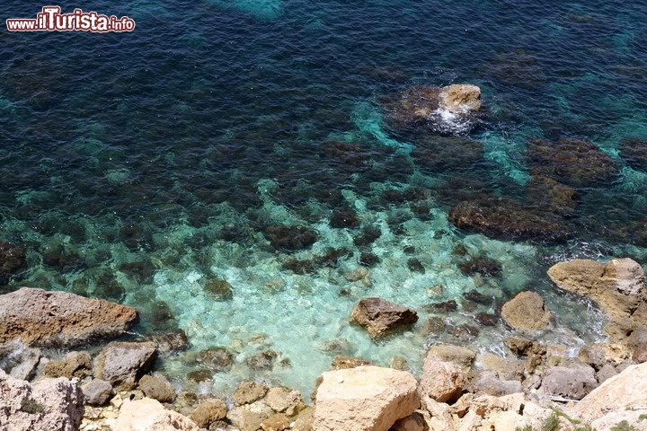 Costa rocciosa isola di Malta - Laddove mancano le spiagge, le coste presentano comunque mare limpido, e queste coste sono ideali per chi vuole praticare lo snorkeling o dedicarsi alle immersioni subacquee. A Malta i fondali offrono emozioni ad ogni stagione dell'anno.