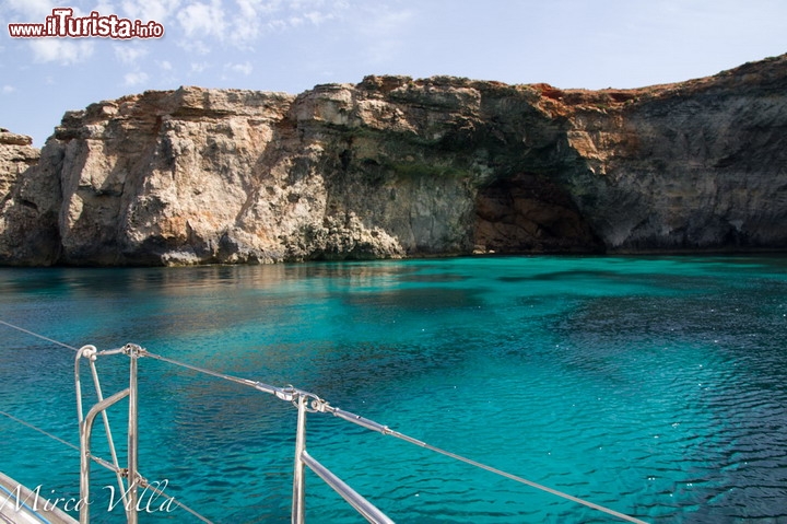 Crystal Lagoon, isola di Comino - Questo è uno dei luoghi ideali per lo snorkeling e le immersioni nell'arcipelago di Malta. Oltre ad una buona trasparenza delle acque, qui non deludono le numerose faune ittiche presenti, ed inoltre il fondo sabbioso di colore chiaro fornisce una tonalità ideale per scattare delle ottime fotografie