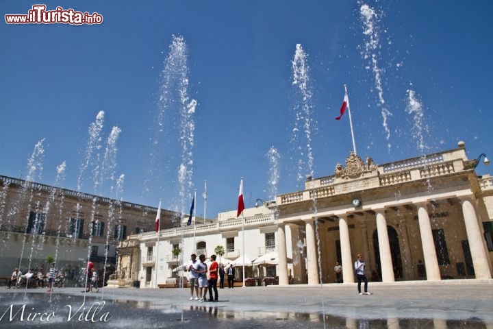 Fontana in Piazza San Giorgio Malta - la cosiddetta Misraħ San Ġorġ è una grande piazza a La Valletta, di cui ne rappresenta il vero cuore. E' qui che avviene il cambio della guardia, mentre l'architettura della piazza è abbellita da una grande Fontana a Terra.